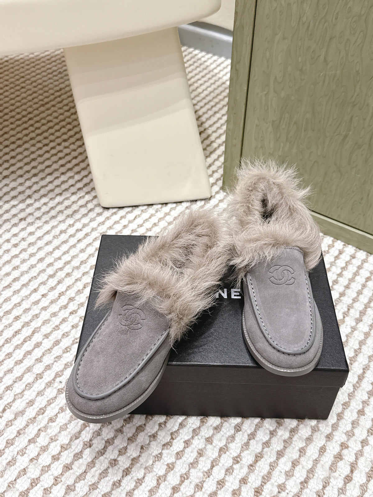 CHANEL 25S LOAFERS MOASIN IN LIGHT GRAY SUEDE WITH LIGHT BEIGE MINK FUR LINING